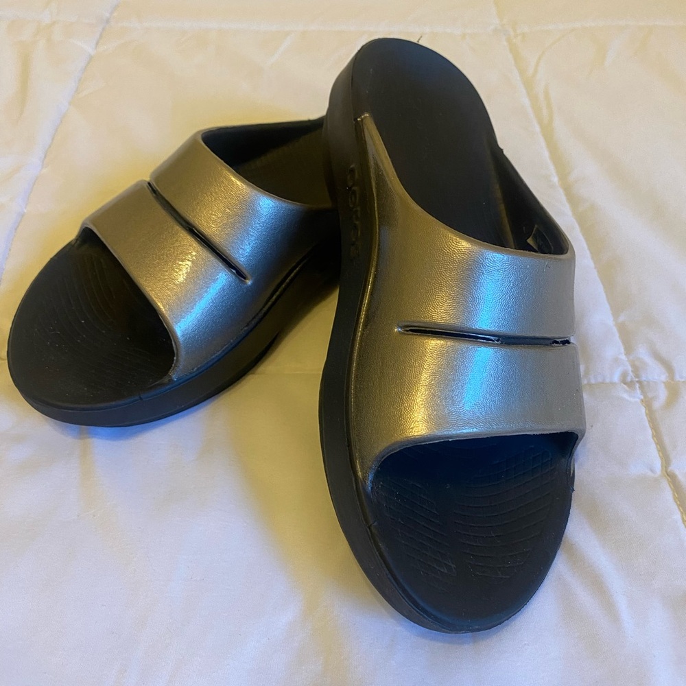 WORN ONCE - OOFOS OOahh Luxe Slide Sandal in Metallic Size Women’s 7